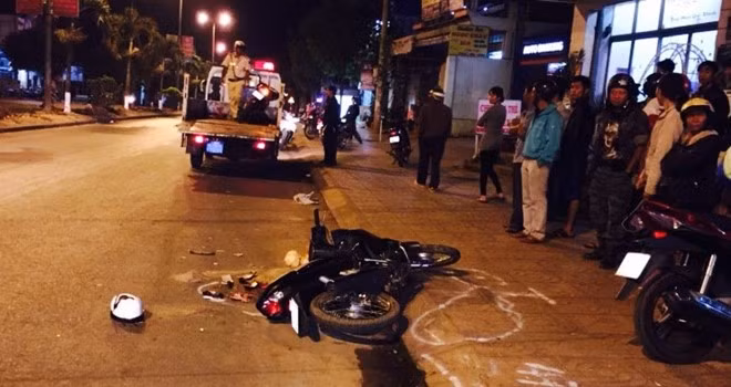 10. Va chạm với ô tô tải, hai mẹ con tử vong Khoảng 18h ngày 30/3, trên quốc lộ 14 qua phường An Bình (thị xã Buôn Hồ), chị Võ Thị Nga (ngụ phường Đoàn Kết) điều khiển xe máy chở con gái Phạm Diễm Quỳnh (6 tuổi) lưu thông theo hướng Gia Lai về TP Buôn Ma Thuột. Khi đến trước nhà thờ thị xã Buôn Hồ thì nạn nhân xảy ra va chạm với ôtô tải do tài xế Trần Quốc Hoàng (39 tuổi, ngụ huyện Cư Kuin) điều khiển lưu thông cùng chiều.Vụ tai nạn khiến chị Nga cùng con gái ngã xuống đường bị bánh xe tải cán qua người tử vong tại chỗ.