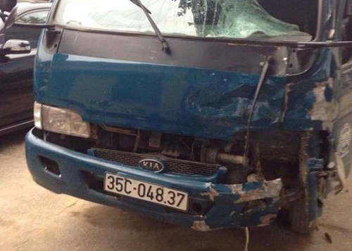 7. Gia đình chết thảm dưới bánh xe tải Khoảng 13h30 chiều ngày 30/3, tại quốc lộ 447B, thuộc địa phận xã Lạc Vân (Nho Quan – Ninh Bình), hai vợ chồng và một con nhỏ, trong đó người vợ đang mang thai, chưa xác định được danh tính đang điều khiển chiếc xe máy nhận hiệu Dream mang BKS 35N6 6597 đi từ hướng Gia Viễn về Nho Quan. Bất ngờ, xe chở cả gia đình bị một chiếc ô tô tải mang BKS 35C 048.37 được cho là đi ngược chiều đâm phải khiến cho người chồng tử vong tại chỗ, vợ và cháu nhỏ bị thương nặng.