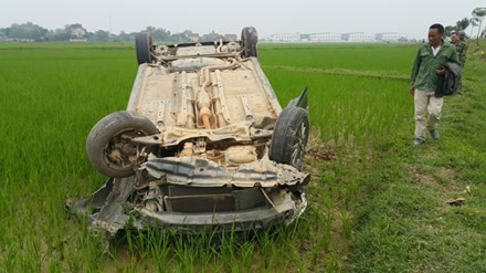 6. Ô tô hất văng xe máy xuống ruộng lúa, 3 người thương vong Trưa ngày 30/3, ôtô 5 chỗ do ông Nguyễn Chí Khánh (57 tuổi, trú huyện Thanh Chương) điều khiển chạy trên quốc lộ 46B hướng TP Vinh - huyện Nam Đàn (Nghệ An). Tới xã Nam Giang (Nam Đàn), xe được cho chạy tốc độ cao, mất lái lấn sang trái đường và tông thẳng vào xe máy do ông Nguyễn Ngọc H (51 tuổi, trú huyện Đô Lương) cầm lái, chở theo một phụ nữ. Xe máy cùng hai người ngồi trên bị hất văng xuống ruộng lúa bên lề đường chừng 10 m. Ông H tử vong tại chỗ, bà Nguyễn Thị Huệ (47 tuổi) ngồi phía bị thương nặng được đưa đi cấp cứu.