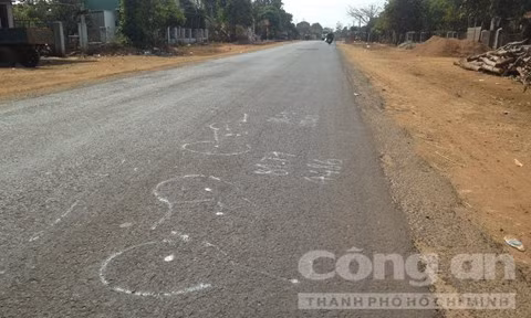 5. Va chạm với xe ô tô, 2 thanh niên tử vong Khoảng gần 19h, ngày 27/3, trên Tỉnh lộ 664 đoạn đi qua làng Yang (xã Ia Đêr, huyện Ia Grai, Gia Lai) xe mô tô BKS 81H4-5274 do anh Rơh Chăm H’Mun (SN 1997) điều khiển chở theo Rơh Mah Mon (SN 1998, cả 2 trú cùng thị trấn Ia Kha, huyện Ia Grai) lưu thông theo hướng TP Pleiku đi thị trấn Ia Kha đã va chạm với xe ô tô bán tải BKS 81C-048.46 chạy hướng ngược lại. Vụ tai nạn làm H’Mun và Mon tử vong tại chỗ. Xe mô tô và xe ô tô bị biến dạng nhiều bộ phận.