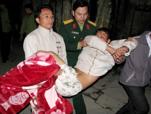 Dùng súng AK bắt cóc nữ sinh khống chế trong nhà nghỉ Ngày 16/1, vì gia đình nhà gái không cho làm đám hỏi, Nguyễn Văn Minh (SN 1988, quê ở Quảng Bình) đã nổi khùng đòi giết người yêu. Khi cán bộ công an phường An Tây đến nói chuyện, Minh chĩa súng xuống đất bắn 4, 5 phát đạn rồi khống chế một người lái xe ôm chạy đến phường Vỹ Dạ. Đến khu vực có nhà nghỉ Như Phước (thành phố Huế), Minh khống chế một cô gái hiện là học sinh lớp 10, lôi lên tầng 3 của nhà nghỉ Như Phước và cố thủ bên trong. Sau 12 giờ căng thẳng, lực lượng công an, quân đội thành phố Huế đã giải cứu được cô nữ sinh lớp 10B7.