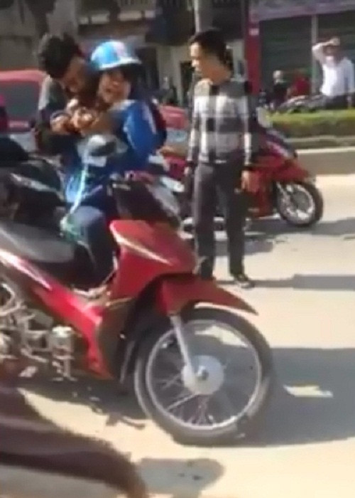 Kề dao vào cổ người yêu vì không được đáp lại Khoảng 11h ngày 4/1/2016 trên quốc lộ 1A đoạn trước cổng Đại học Văn hóa Thể thao và Du lịch (thuộc phường Đông Vệ, thành phố Thanh Hóa), Dương Văn Cường (quê ở Triệu Sơn, Thanh Hóa) lao ra chặn đường, dí dao, ghì chặt cổ khống chế một cô gái làm con tin. 15 phút sau, Cường ép cô gái đưa lên xe máy, một tay giữ, còn tay kia lái xe đi về hướng huyện Triệu Sơn. Sau quãng đường chừng 20 km, đến thị trấn Giắt (huyện Triệu Sơn), Cường bị cảnh sát khống chế. Cảnh sát cho hay, thời điểm gây án, Cường trong tình trạng phê ma túy. Gần đây, quan hệ tình cảm của cô này với Cường không còn như trước.