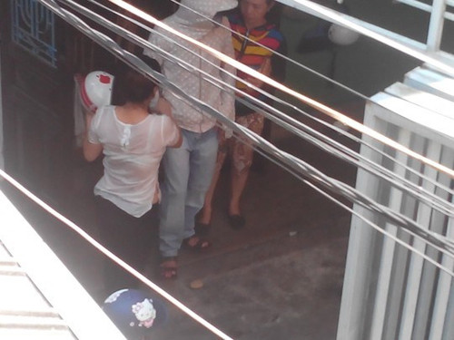  Khống chế con tin vì tình ở TP Huế Nguyễn Hữu Quang (SN 1993, ngụ 13/31 Hồ Đắc Di, TP.Huế) và N.T.K.N (SN 1992, ngụ 4/114 Nguyễn Huệ, TP.Huế) dù đã chia tay nhưng vẫn hẹn gặp nhau. Phát hiện N có người theo đuổi nên giữa 2 người nảy sinh mâu thuẫn. Sáng 27/9/2014, sau khi uống rượu. Quang thủ sẵn cây dao Thái Lan dài 22 cm trong người rồi tìm đến nhà N. Tại đây, Quang đã rút dao ra khống chế N. Quang dùng băng keo và giấy vệ sinh trói chân và bịt miệng N. lại. Sau khi được sự thuyết phục của người thân và lực lượng công an, Quang đã tự nguyện giao nộp cây dao và thả chị N.