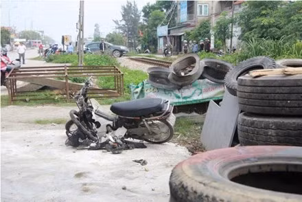 3. Người đàn ông bị tàu đâm văng xa tử vong tại chỗ Khoảng 9h30 ngày 3/4, anh Trương Qúy Tiến (SN 1982, quê quán xã Nghĩa Xuân, huyện Qùy Hợp, Nghệ An) điều khiển chiếc xe máy BKS 37H2-3143 băng qua đường ngang dân sinh đường sắt đoạn qua xã Nghi Kim, Tp.Vinh (Nghệ An). Khi xe máy chưa đi hết đường ray thì đoàn tàu SE8 chạy hướng Nam – Bắc chạy tới. Cú đâm mạnh khiến chiếc xe máy và nạn nhân văng ra xa. Hậu quả, anh Tiến tử vong tại chỗ, chiếc xe máy bị hư hỏng hoàn toàn.