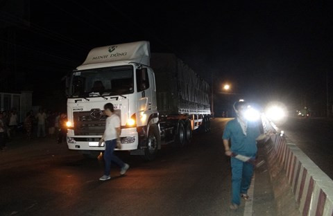 4. Tai nạn thảm khốc, 3 người tử vong tại chỗ Khoảng 20h30 ngày 4/4, tại QL14 đoạn qua thôn Hòa Lộc, xã Ia Phang, huyện Chư Pưh (Gia Lai), ô tô khách BKS 47B - 010.93 do tài xế Nguyễn Văn Quang (46 tuổi, trú tại TP.Quy Nhơn, Bình Định) điều khiển theo hướng hướng Đăk Lăk - Gia Lai đã va chạm với mô tô BS 81N5 - 5898 do Rmah Ghen (18 tuổi) điều khiển chở theo Kpuih Eo (20 tuổi) và Rmah Fit (19 tuổi, đều trú tại xã Ia Phang). Cả 3 người đi xe máy đều không đội mũ bảo hiểm. Vụ tai nạn giao thông nghiêm trọng khiến 3 người ngồi trên xe máy tử vong tại chỗ.