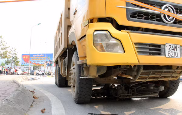 10. Mẹ chở con gái chết thảm dưới gầm xe tải Khoảng 16h chiều 8/4, tại khu vực ngã 6, phường Kim Tân, TP Lào Cai, chị Lưu Thị C. SN 1982, trú tại phường Duyên Hải, TP. Lào Cai điều khiển xe máy BKS 24B1- 44002 chở theo cháu Nguyễn Thủy T. (SN 2010, con gái chị C.), bất ngờ bị xe ô tô BKS 24N – 6210 do tài xế Hà Văn Tích, SN 1987, trú tại xã Chiềng Ken, huyện Văn Bàn điều khiển đâm phải khiến chiếc xe máy bị cuốn vào gầm ô tô. Chị C. và cháu T. bị xe cán qua. Hậu quả, chị C. tử vong tại chỗ, còn cháu T. 