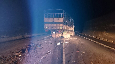 5. Tai nạn làm 2 người thương vong ở Gia Lai Vào 19h ngày 5/4, xe tải BKS 81C 050.42 do Nguyễn Thành Đức điều khiển (SN 1980) chở theo ông Nguyễn Thanh Phúc (56 tuổi, cùng trú Ia Phang, Chư Pưh, Gia Lai) di chuyển theo hướng Pleiku - An Khê đến km 110+800 (đèo Mang Yang, huyện Mang Yang, Gia Lai) đã tông vào xe tải BKS 81N-3053 do Nguyễn Thế Vũ (SN 1982, trú Tân Bình, Đăk Đoa, Gia Lai) điều khiển chạy theo chiều ngược lại. Vụ va chạm trên đã làm tài xế Nguyễn Thành Đức chết ngay tại chỗ, ông Phúc bị thương nặng.