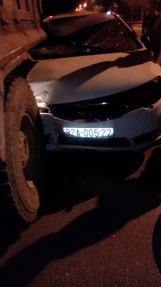 8. Lái ô tô tông vào xe tải, một cán bộ huyện tử vong Khoảng 23h tối 6/4, ông Mai Xuân Bình (SN 1970), chuyên viên Phòng Kinh tế - hạ tầng huyện Nam Trà My điều khiển ô tô con BKS 92A-005.22 lưu thông trên đường Lý Thường Kiệt theo hướng Bắc Nam. Khi đến trước số nhà 84 Lý Thường Kiệt (thuộc phường Tân Thạnh, TP Tam Kỳ), xe của ông Bình bất ngờ tông vào đuôi xe tải BKS 92H-1511 do Hường Xuân Thu (SN 1991; ngụ phường Tân Thạnh) làm chủ xe, đồng thời là tài xế đang đậu sát lề đường bên phải. Vụ tai nạn giao thông khiến ông Bình tử vong trên đường đưa đi cấp cứu.