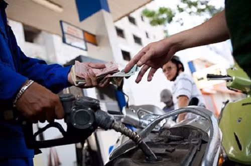 9. Giảm gần 1.000 đồng mỗi lít xăng từ 15h ngày 18/2 Từ 3h chiều 18/2, giá bán lẻ xăng trong nước giảm gần 1.000 đồng/lít; giá dầu giữ nguyên. Như vậy, lần đầu tiên kể từ tháng 7/2009, giá xăng xuống dưới 14.000 đồng/lít. Giá dầu giữ nguyên như hiện hành là: dầu diesel 0.05S ở mức 9.580 đồng/lít; dầu hỏa là 8.905 đồng/lít; dầu mazut 180CST 3.5S ở mức 7.225 đồng/kg.Cùng với đó, các doanh nghiệp thực hiện mức trích lập Quỹ bình ổn giá xăng dầu như hiện hành là 300 đồng/lít mỗi loại, trừ xăng E5.