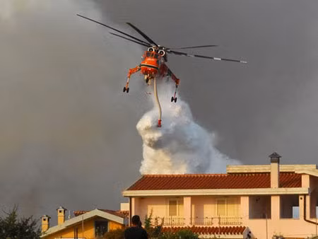 8. Hà Nội sẽ mua máy bay chữa cháy UBND TP Hà Nội vừa phê duyệt đề án quy hoạch tổng thể cơ sở của lực lượng phòng cháy chữa cháy và cứu nạn cứu hộ đến năm 2025, định hướng năm 2030. Cùng với đó là việc phát triển, mua sắm trang thiết bị, phương tiện để lực lượng phòng cháy chữa cháy thủ đô chính quy, tinh nhuệ. Cụ thể, trong giai đoạn 3 của đề án (năm 2026-2030), thành phố sẽ mua một máy bay trực thăng cứu nạn, cứu hộ và một máy bay chữa cháy. Tổng kinh phí dự kiến của đề án trên 11.500 tỷ đồng.