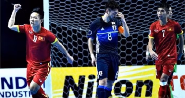 7. Vượt qua Nhật Bản, futsal Việt Nam lần đầu dự World Cup Bất ngờ khó tin đã xảy ra khi ĐT futsal Việt Nam giành chiến thắng trước Nhật Bản trong trận tứ kết vào tối 17/2 (giờ Việt Nam). Với chiến thắng này, ĐT Việt Nam giành vé vào bán kết Giải vô địch châu Á 2016 nhưng quan trọng hơn cả là đã giành vé tham dự World Cup futsal 2016 tại Colombia. Như thế, ĐT futsal nam Việt Nam đã trở thành đội tuyển bóng đá Việt Nam đầu tiên tham dự một kỳ World Cup. Tại bán kết Giải vô địch futsal châu Á 2016, ĐT Việt Nam gặp Iran (21h ngày 19/2). Cặp đấu bán kết còn lại diễn ra giữa Thái Lan với Uzbekistan.