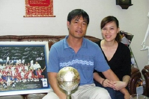 HLV Hữu Thắng và vợ.
