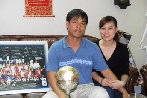 HLV Hữu Thắng và vợ.