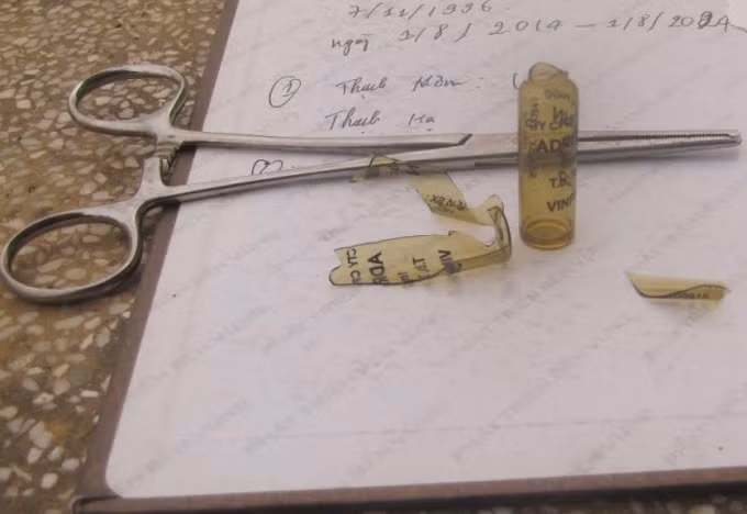 Lọ thuốc mà y tá đã tiêm cho cháu Nghĩa.