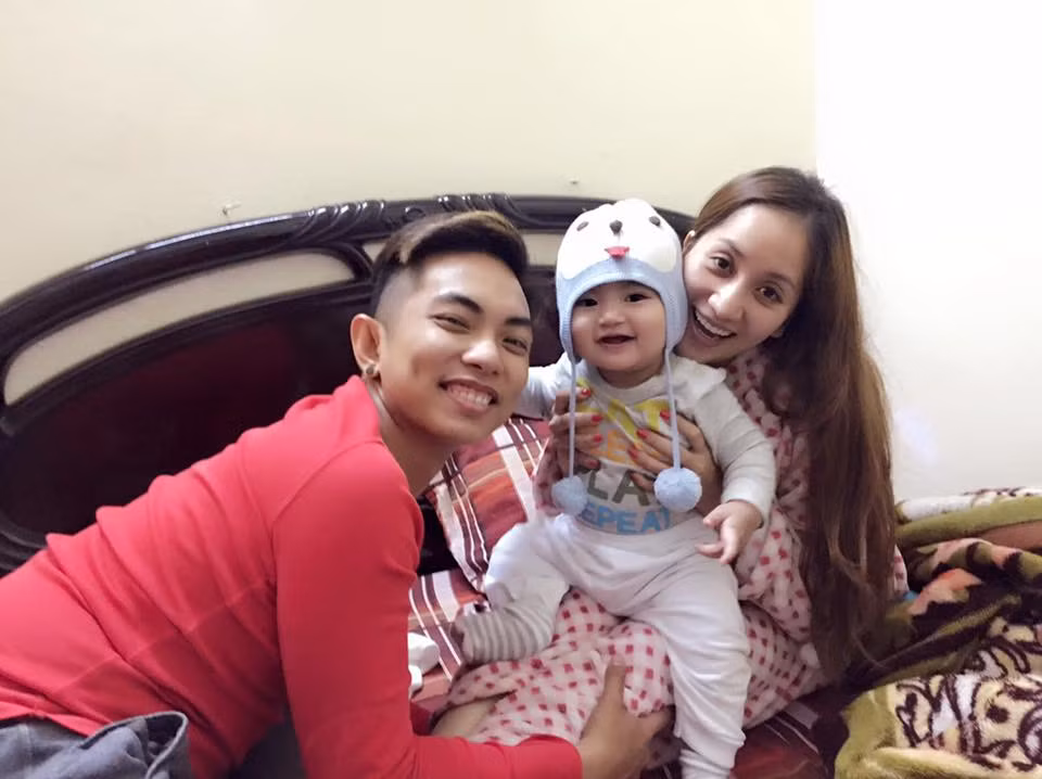 Khánh Thi chia sẻ khoảnh khắc hạnh phúc bên ông xã Phan Hiển và con trai Kubi bé bỏng.