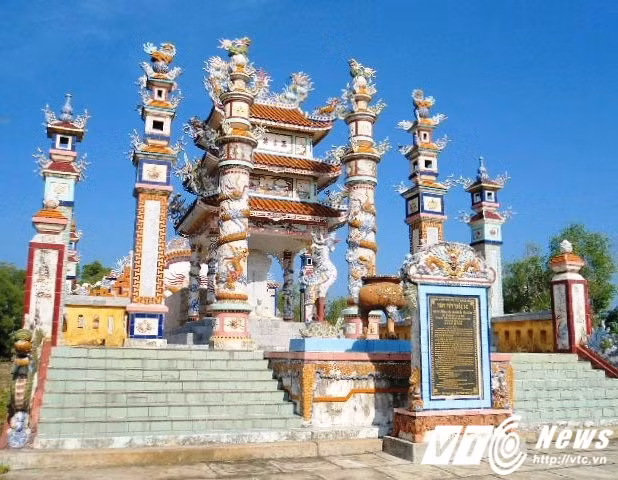 Những ngôi mộ được trang trí cầu kỳ với những hoa văn, linh vật được tạo nên bằng nghệ thuật khảm sành sứ nổi tiếng ở Huế. Những cột trụ cao được đắp hình rồng nổi uốn lượn đẹp lộng lẫy.