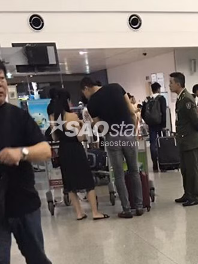 Cả hai đều diện trang phục khá đơn giản và thoải mái xuất hiện tại nơi đông người.