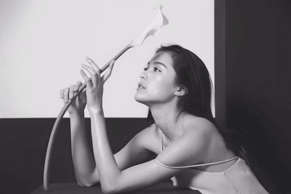 Hạ Vi tâm trạng "Nhớ 1 người thì biết phải làm sao?".