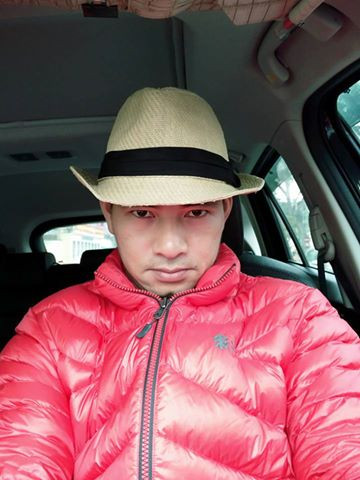 Xuân Bắc "Chúc gia đình cuối tuần vui vẻ! Làm mấy kiểu ảnh cho nó có vẻ nguy hiểm!".