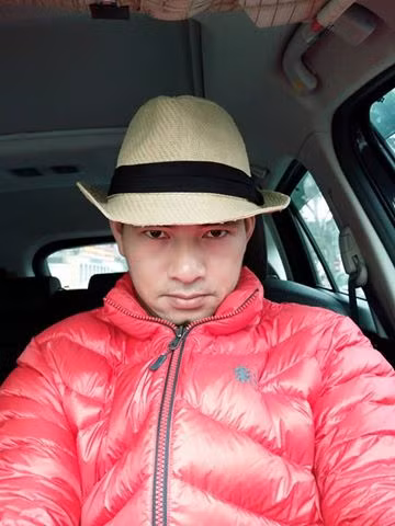 Xuân Bắc "Chúc gia đình cuối tuần vui vẻ! Làm mấy kiểu ảnh cho nó có vẻ nguy hiểm!".