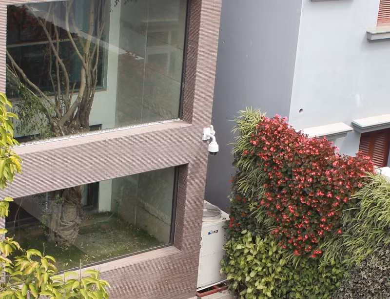 Bên ngoài căn biệt thự có gắn camera quan sát.