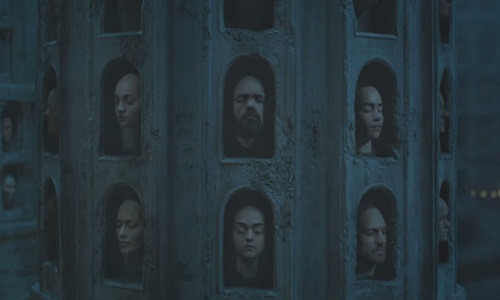 "Sảnh Mặt Người" với hình ảnh các nhân vật bị giết hại trong mùa 5.