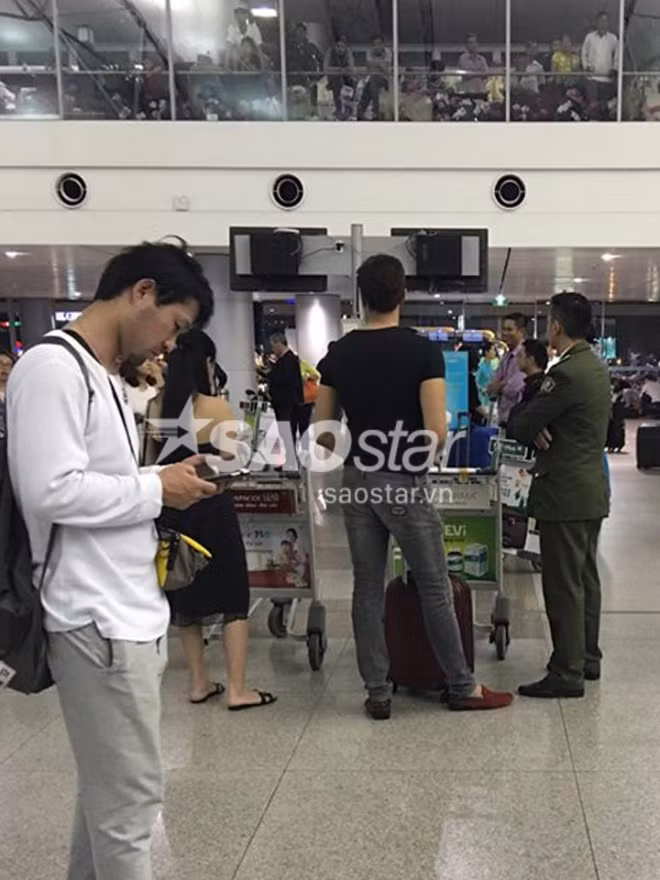 Hoàng Thùy Linh bị bắt gặp khi xuất hiện cùng với Vĩnh Thụy tại sân bay.