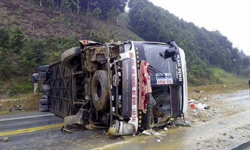 Lat xe giuong nam tren cao toc Noi Bai – Lao Cai