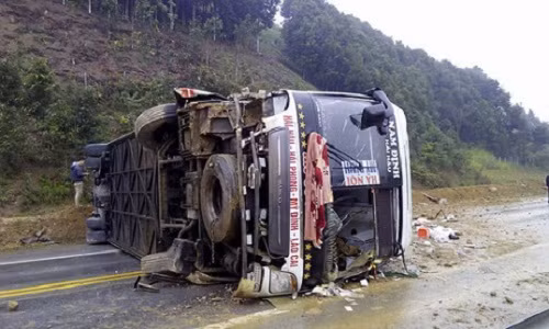 Lat xe giuong nam tren cao toc Noi Bai – Lao Cai