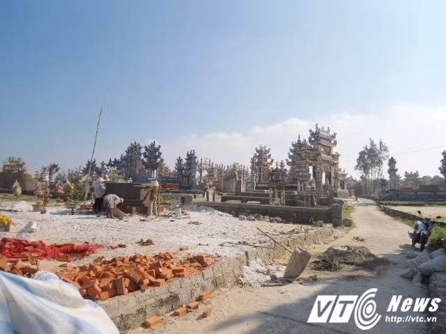 Dù đã được chính quyền kêu gọi nhưng những ngôi mộ xa hoa ở nghĩa trang Hà Úc (xã An Bằng, huyện Phú Vang, Thừa Thiên - Huế) vẫn đang tiếp tục mọc lên