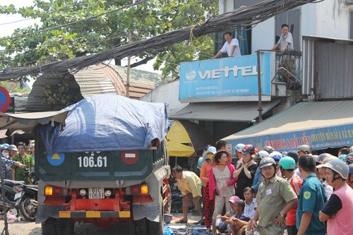 5. Xe ben gây tai nạn kinh hoàng, 2 người chết, nhiều người bị thương Khoảng 11h trưa 17/2, trên đường Lê Đức Thọ, phường 13, quận Gò Vấp, TPHCM, xe ben chở vật liệu xây dựng BKS 61C – 106.61 lưu hướng từ quốc lộ 1A về cầu Cụt. Khi vừa đổ dốc cầu Trường Đai, xe ben bất ngờ lao vào nhiều xe máy chạy phía trước. Hậu quả là 3 chiếc xe máy cùng người điều khiển bị cuốn vào gầm xe ben kéo đi. Chưa dừng lại, chiếc xe “điên” còn lao đến cổng chợ tông thẳng vào hai người dân đang đứng mua đồ ăn bên đường. Vụ tai nạn làm 2 người chết tại chỗ, nhiều người khác bị thương.