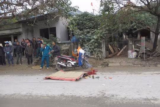 8. Nghệ An: Cán chết người, tài xế phóng xe bỏ trốn Khoảng 10h sáng 20/2 trên Quốc lộ 48B (đoạn qua xóm 6, xã Quỳnh Mỹ, huyện Quỳnh Lưu, tỉnh Nghệ An), ông Nguyễn Văn Thắng (SN 1953, trú ở xã Nghĩa Khánh, huyện Nghĩa Đàn, Nghệ An) điều khiển xe máy BKS 37X7 – 9967, chở vợ là bà Nguyễn Thị Hướng (SN 1959) đi về quê. Lúc này, chiếc xe máy do ông Thắng điều khiển bị một ôtô chạy hướng Nghĩa Đàn – thị trấn Cầu Giát (huyện Quỳnh Lưu) đâm phải. Cú đâm mạnh khiến bà Hướng tử vong tại chỗ, ông Thắng bị thương. Ôtô gây tai nạn sau đó đã bỏ chạy khỏi hiện trường.