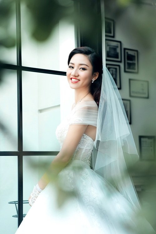 Theo nguồn tin từ ekip của á hậu, ông xã tương lai của cô là một doanh nhân và hơn cô gần 10 tuổi.