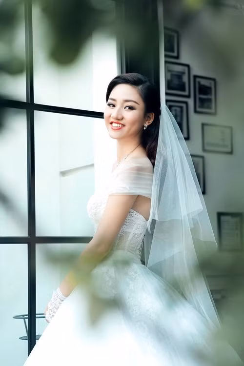 Theo nguồn tin từ ekip của á hậu, ông xã tương lai của cô là một doanh nhân và hơn cô gần 10 tuổi.