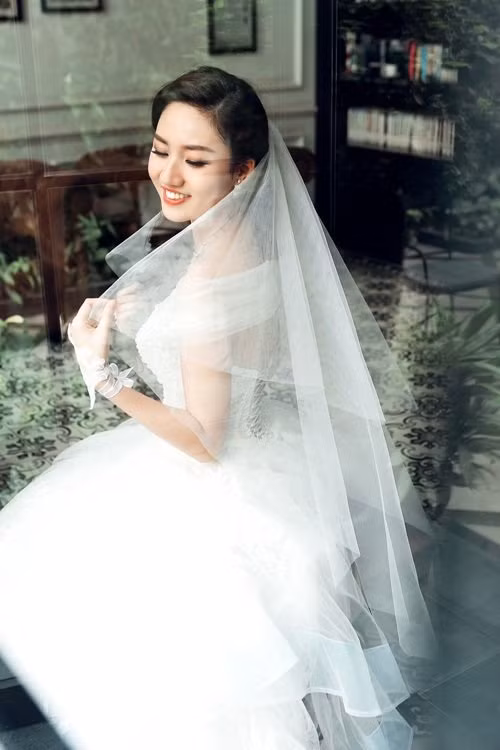 Ngô Trà My sinh năm 1992 tại Hà Nội, tốt nghiệp Đại học Thăng Long. Cô đoạt danh hiệu Á hậu 1 cuộc thi Hoa hậu Hoàn vũ Việt Nam 2015 và được chọn làm đại diện của Việt Nam tại Miss Universe 2016.