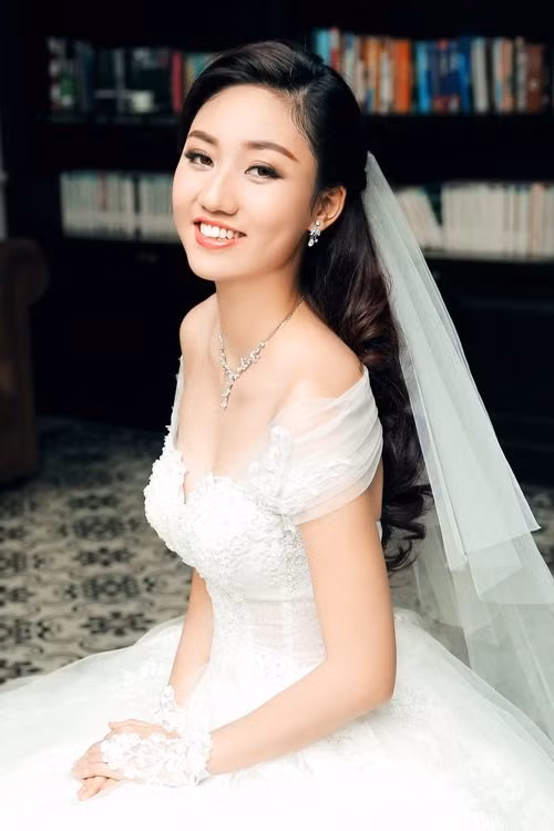 Á hậu Ngô Trà My chọn cho mình chiếc áo cưới trắng tinh khôi và kiều diễm của nhà thiết kế Phạm Đăng Anh Thư.