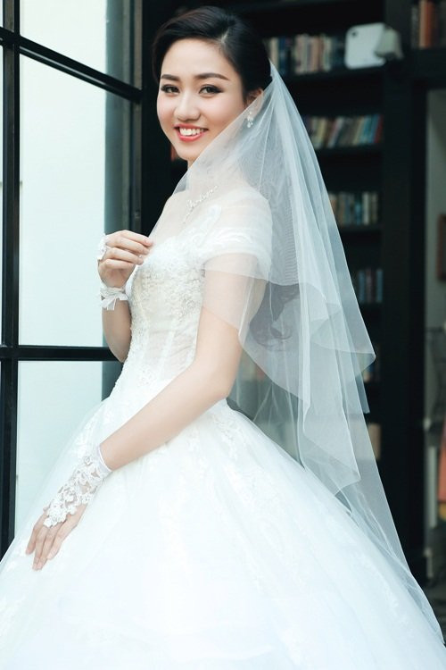 Người đẹp tâm sự, cô cảm thấy may mắn vì gặp được người chồng tâm lý, chững chạc. Bố mẹ cô cũng rất vui khi con gái tìm được chỗ dựa vững chắc ở tuổi 24.