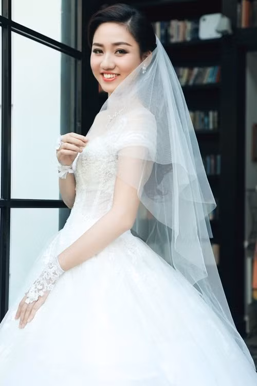 Người đẹp tâm sự, cô cảm thấy may mắn vì gặp được người chồng tâm lý, chững chạc. Bố mẹ cô cũng rất vui khi con gái tìm được chỗ dựa vững chắc ở tuổi 24.