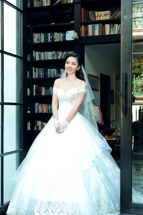 Mới đây, những hình ảnh á hậu Ngô Trà My trong trang phục áo cưới tinh khôi, hạnh phúc đã được cô và ekip chia sẻ cùng giới truyền thông.