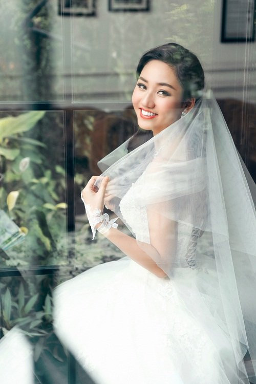 Photo: Kim Bánh Trôi Nước; Makeup: Donald Nguyễn - Crazy Nhóc; Stylist: Bí Bo; Costume: Phạm Đăng Anh Thư.