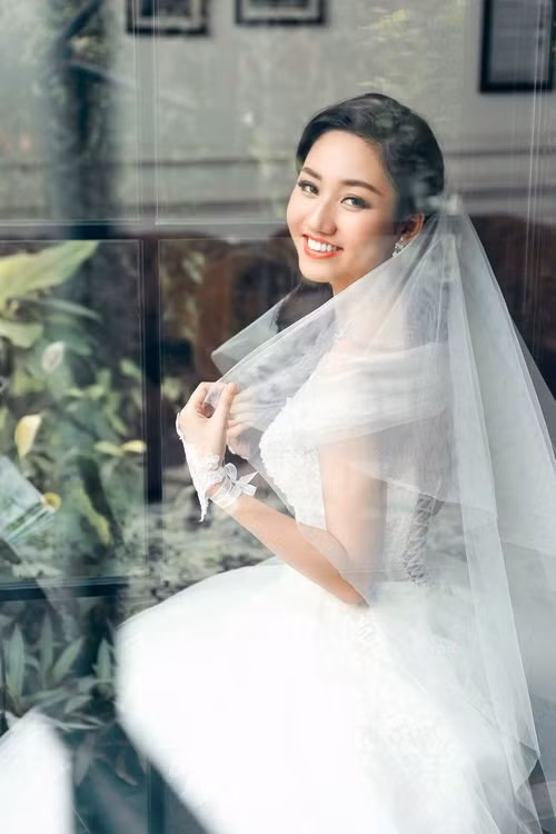 Photo: Kim Bánh Trôi Nước; Makeup: Donald Nguyễn - Crazy Nhóc; Stylist: Bí Bo; Costume: Phạm Đăng Anh Thư.