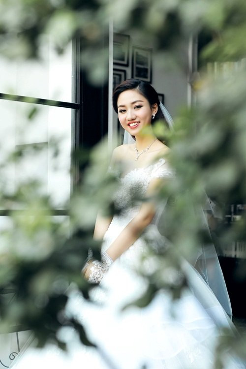 Được biết, người đẹp 24 tuổi sẽ tổ chức lễ ăn hỏi vào ngày 9/3 sắp tới. Tiệc cưới dự định sẽ tổ chức tại Hà Nội vào ngày 22/3.