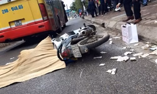 HN: Mot nguoi phu nu bi xe buyt can tu vong tai cho