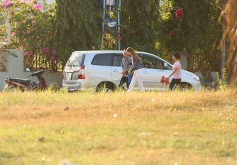 Cường Đô la tiễn Hà Hồ và Subeo ra xe.