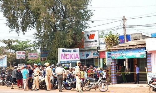 Sau khi biết vợ nộp đơn li dị đồng thời bỏ về nhà mẹ đẻ, đối tượng đã bóp cổ vợ đến chết rồi tự sát.