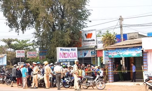 Sau khi biết vợ nộp đơn li dị đồng thời bỏ về nhà mẹ đẻ, đối tượng đã bóp cổ vợ đến chết rồi tự sát.