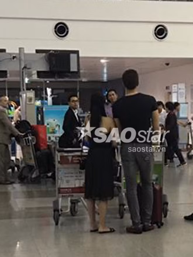 Theo thông tin độc giả cung cấp thì Hoàng Thùy Linh đi Pháp cùng Vĩnh Thụy