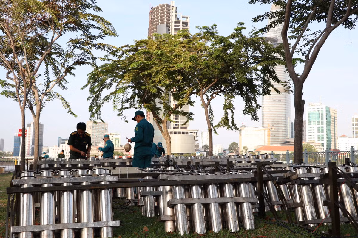 Tổng cộng có 2.300 quả pháo hoa tầm cao, 26.500 quả pháo tầm thấp và 97 giàn pháo hỏa thuật ở TPHCM chuẩn bị khai hỏa mừng năm mới Canh Tý 2020.