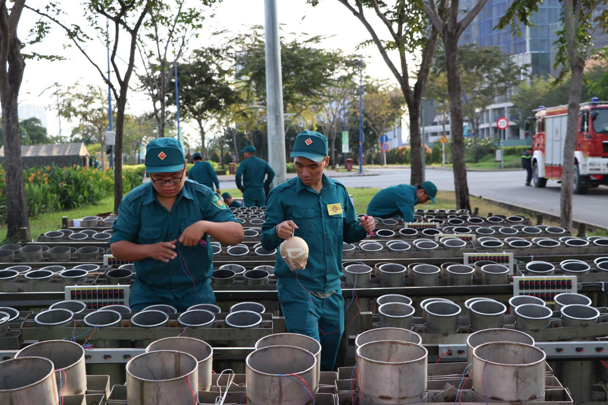 Tại đây sẽ bắn 1500 quả pháo tầm cao, 30 giàn pháo tầm thấp (1500 quả) và 10 giàn pháo hoa hỏa thuật (1000 quả).