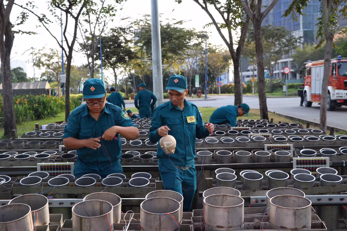 Tại đây sẽ bắn 1500 quả pháo tầm cao, 30 giàn pháo tầm thấp (1500 quả) và 10 giàn pháo hoa hỏa thuật (1000 quả).